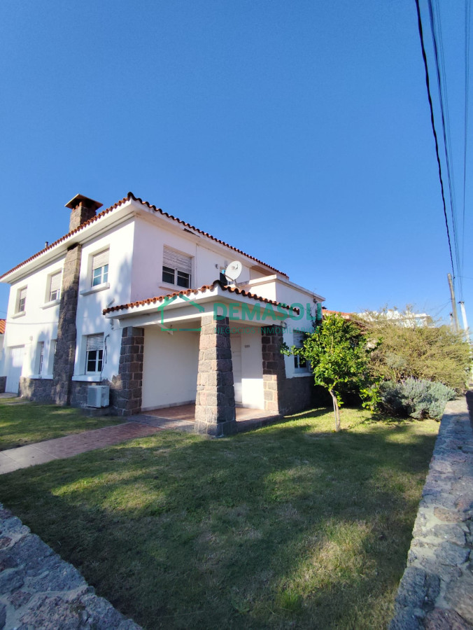 Casa ID.1265 - En venta, casa de 4 dormitorios Piriapolis, a 100 metros del mar