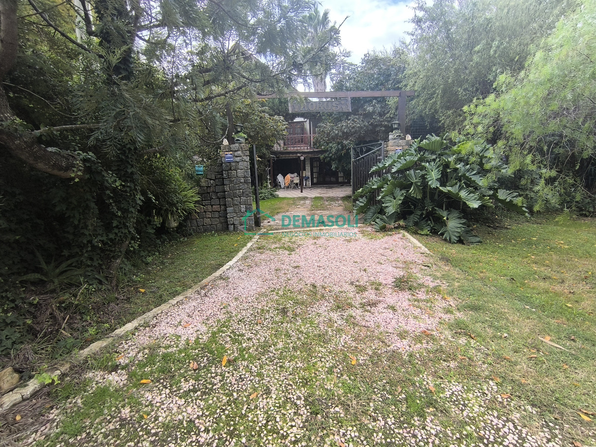 Casa ID.1249 - Se vende hermosa casona de estilo europeoubicada a pocos metros del mar, Playa Hermosa, 1100 M2 de terreno