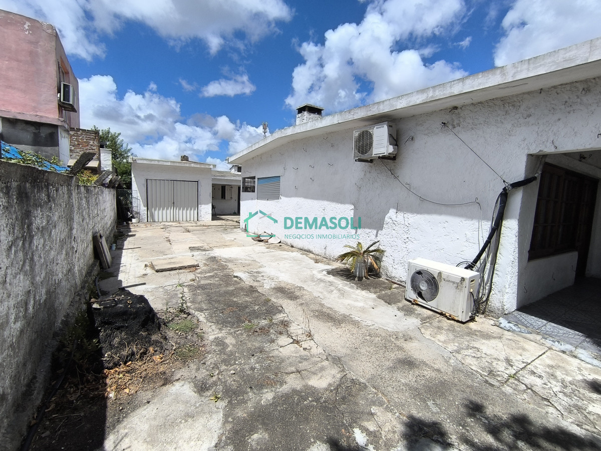 Casa ID.1178 - Se vende casa de 2 dormitorios en San Carlos, con apartamento al fondo.