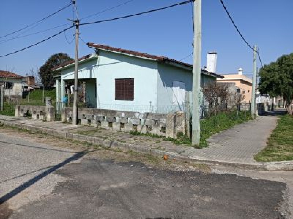 Casa ubicada en el centro de Pan de Azúcar, 2 dormitorios, apta para préstamo bancario 