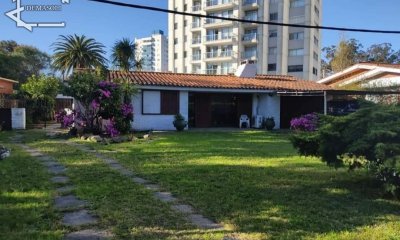 Se vende hermosa casa, excelente ubicación, en la ciudad de Maldonado, calle Fco.Acuña de Figueroa y Antonio Méndez.