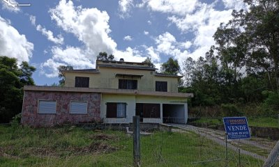 Se vende!! Casa ubicada en Sierras del Tirol de 5 dormitorios, 3 baños, a pasitos del Cerro Pan de Azúcar, con frente a la ruta 37,