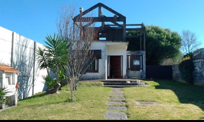 CASA CENTRICA CON PLANTA ALTA PARA TERMINAR