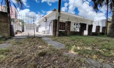 Se vende casa de 2 dormitorios en San Carlos, con apartamento al fondo.