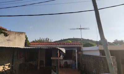 Se vende casa de 2 dormitorios en Piriapolis barrio la gloria a 5 cuadras del mar.
