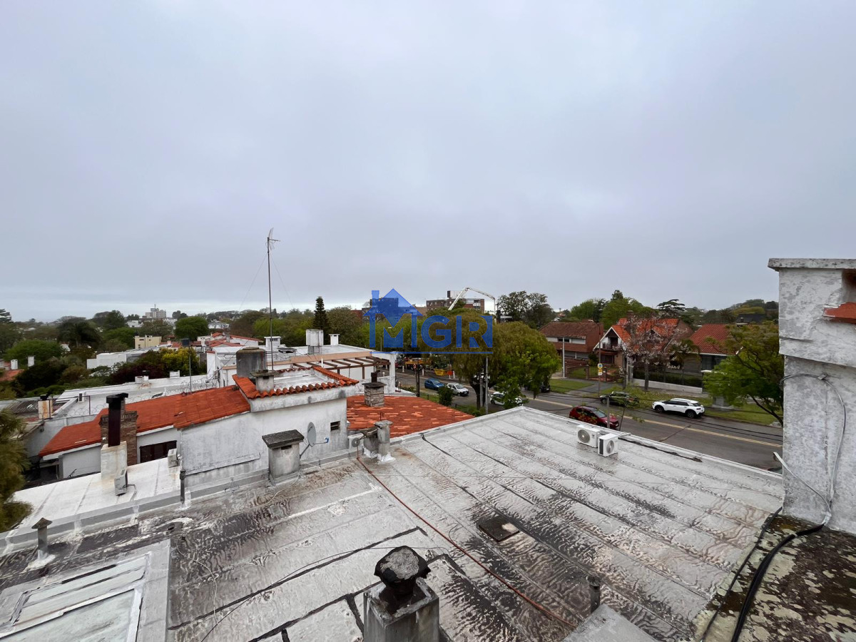 Casa ID.31 - IDEAL EMPRESA , VIVIENDA- PROPIEDAD DE 500mts SOBRE AVENIDA GRAL PAZ - PUNTA GORDA - MALVIN 