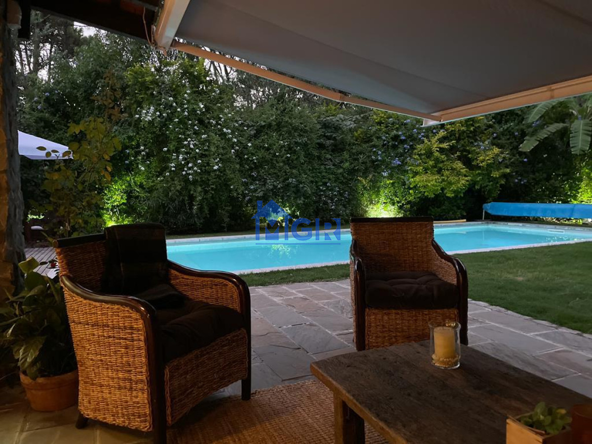 Casa ID.23 - Casa Club del Lago (Punta Ballena) Hecha toda de piedra!