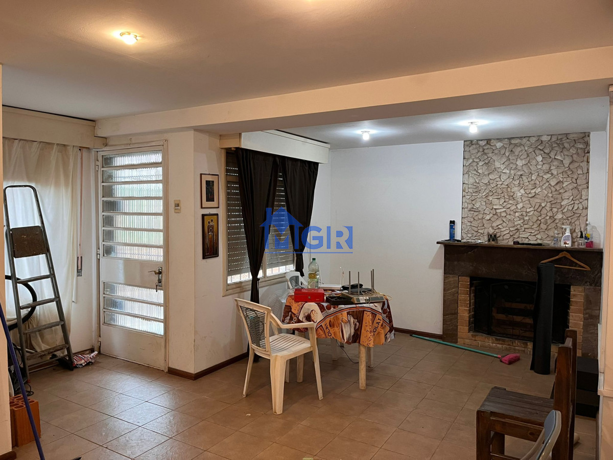 Casa ID.31 - IDEAL EMPRESA , VIVIENDA- PROPIEDAD DE 500mts SOBRE AVENIDA GRAL PAZ - PUNTA GORDA - MALVIN 