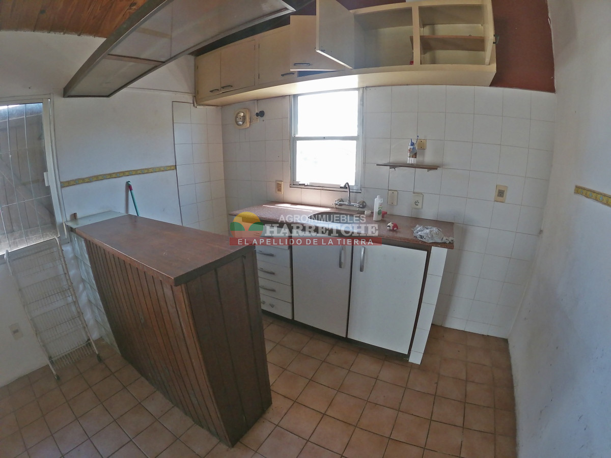 Casa ID.350 - Alquilo en el centro de Los Cerrillos, 2 dormitorios, terraza, parrillero, garaje.