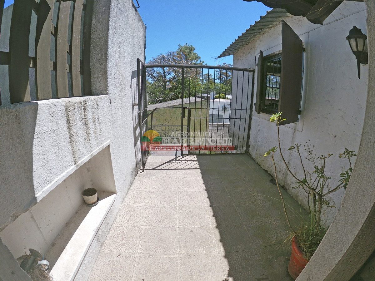 Casa ID.350 - Alquilo en el centro de Los Cerrillos, 2 dormitorios, terraza, parrillero, garaje.