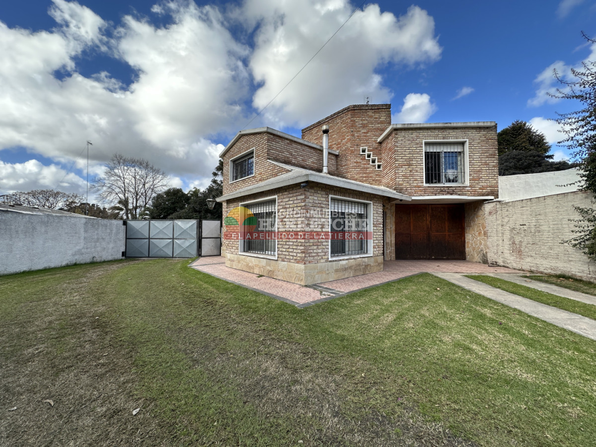 Casa ID.531 - Chalet en Lezica, 3 dormitorios, 2 baños, garaje, parrillero techado! Apta Banco