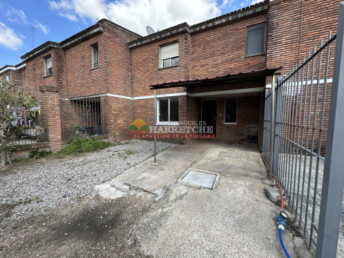 Casa ID.326 - Casa en dos niveles venta Progreso, 3 dormitorios, parrillero, estacionamiento, con renta