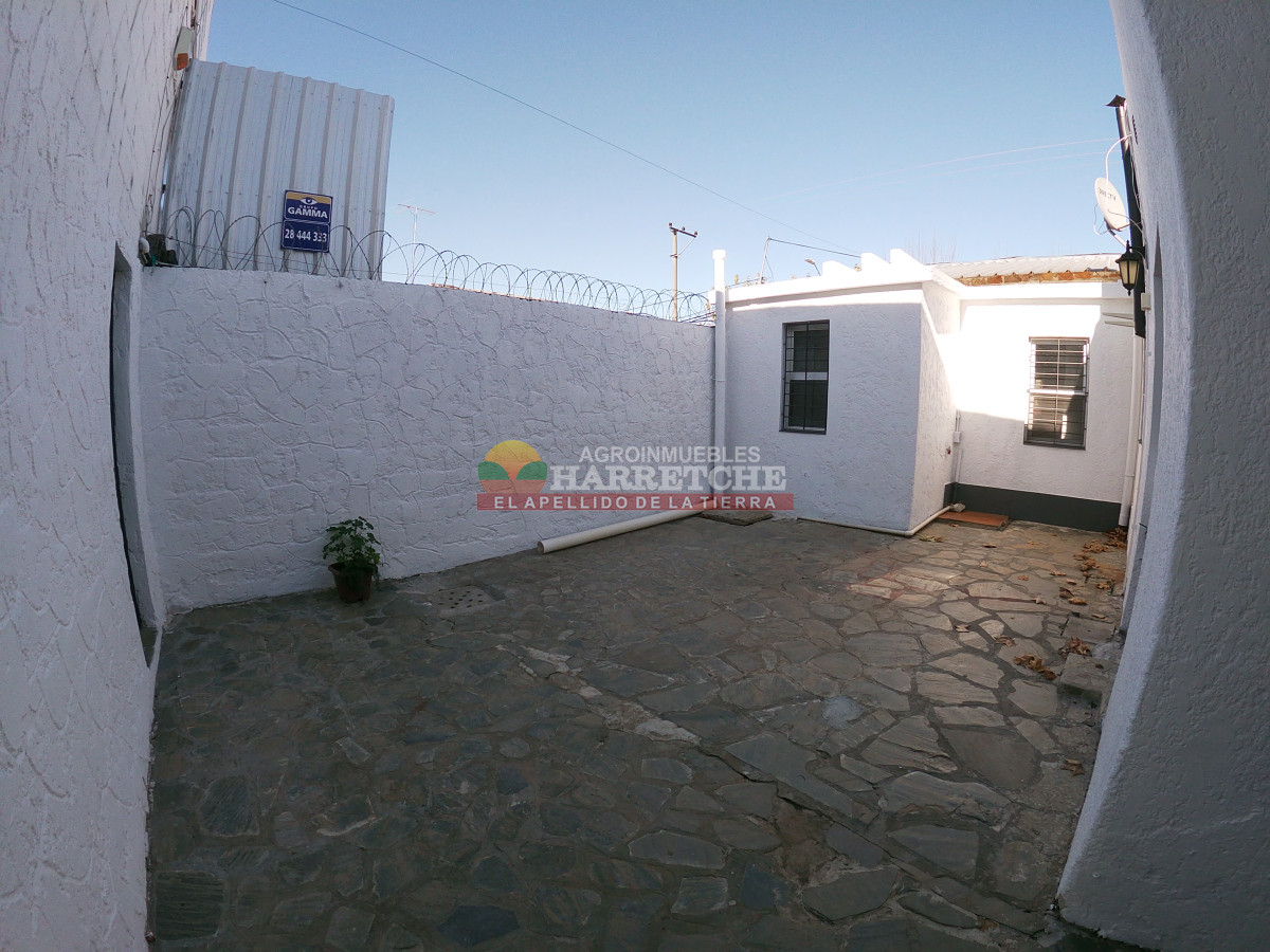 Casa ID.473 - Casa en Canelones, 2 dormitorios, fondo, parrillero.