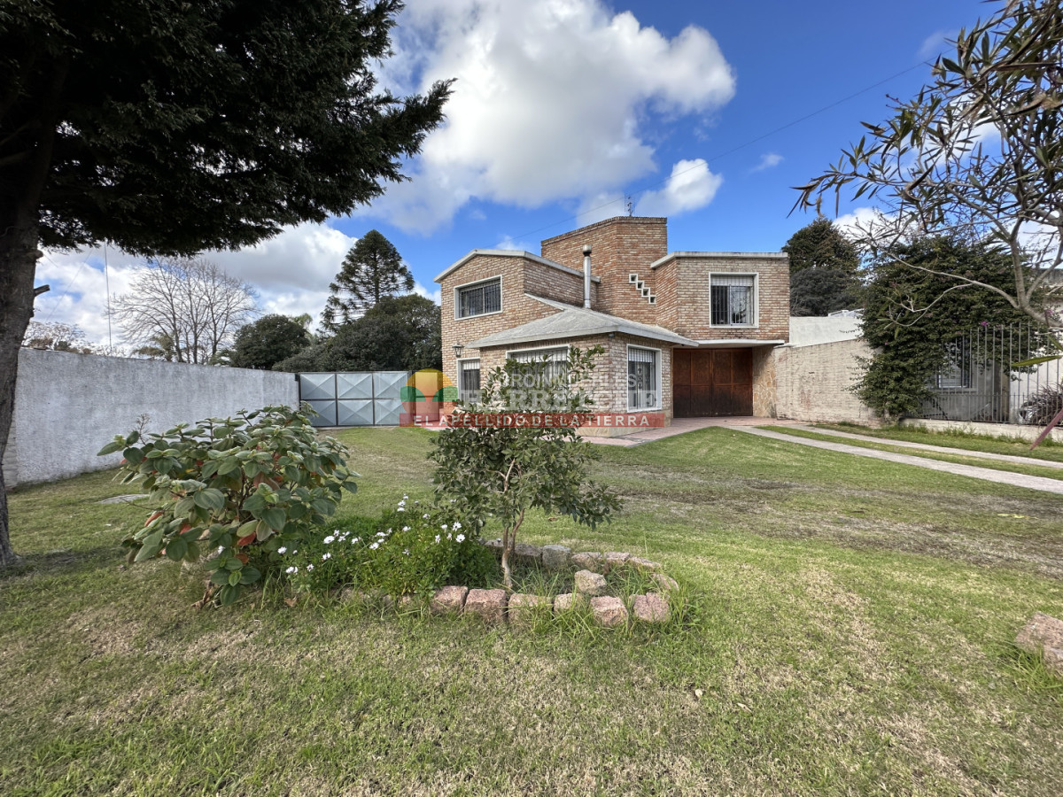 Casa ID.531 - Chalet en Lezica, 3 dormitorios, 2 baños, garaje, parrillero techado! Apta Banco