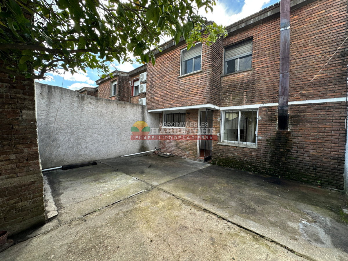 Casa ID.326 - Casa en dos niveles venta Progreso, 3 dormitorios, parrillero, estacionamiento, con renta