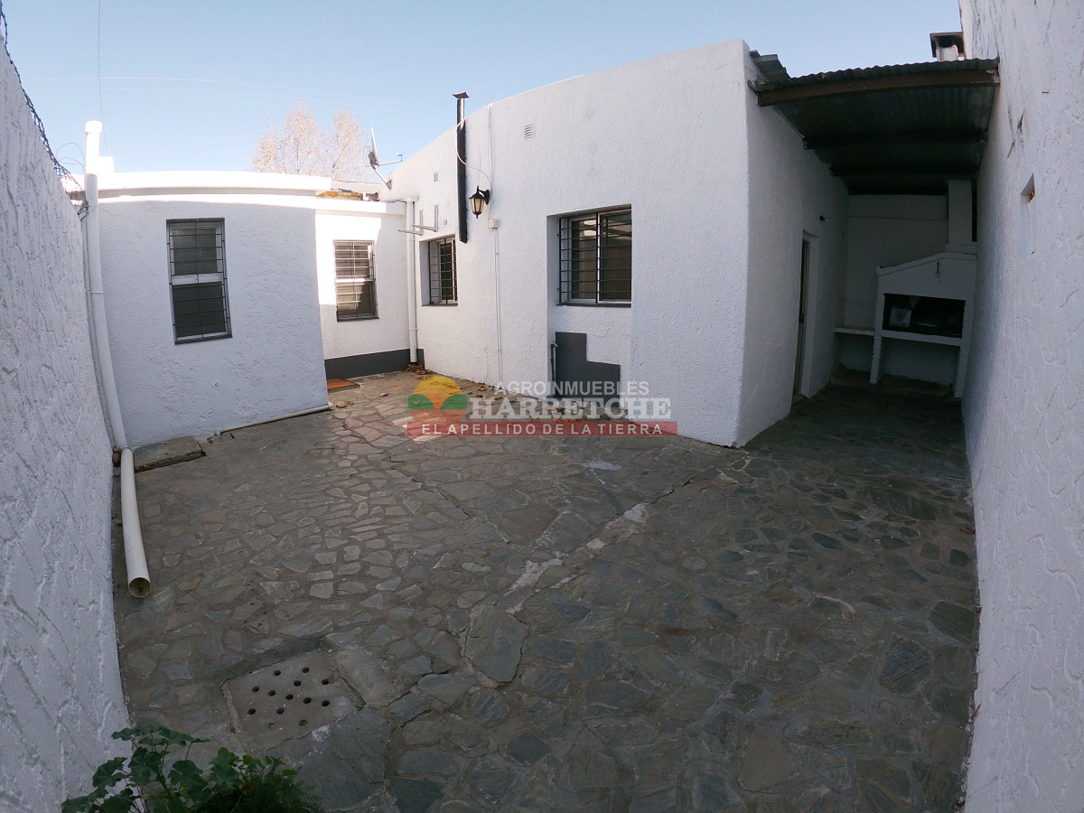 Casa ID.473 - Casa en Canelones, 2 dormitorios, fondo, parrillero.