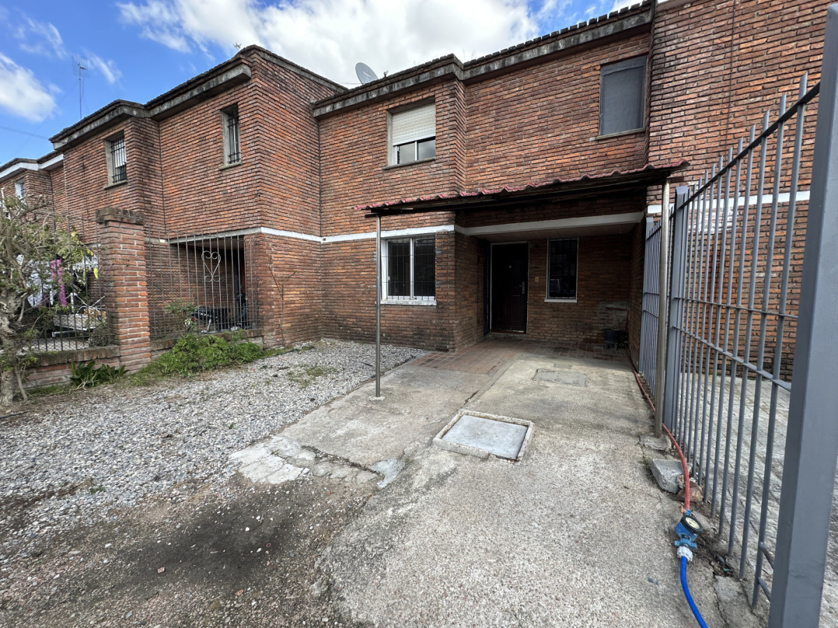 Casa en dos niveles venta Progreso, 3 dormitorios, parrillero, estacionamiento, con renta