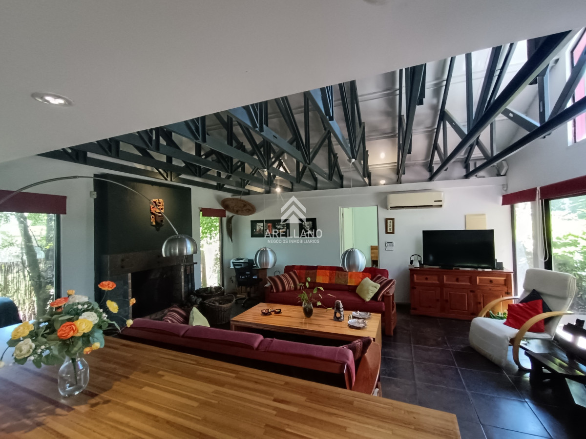 Casa ID.4219 - Hermosa casa en amplio terreno