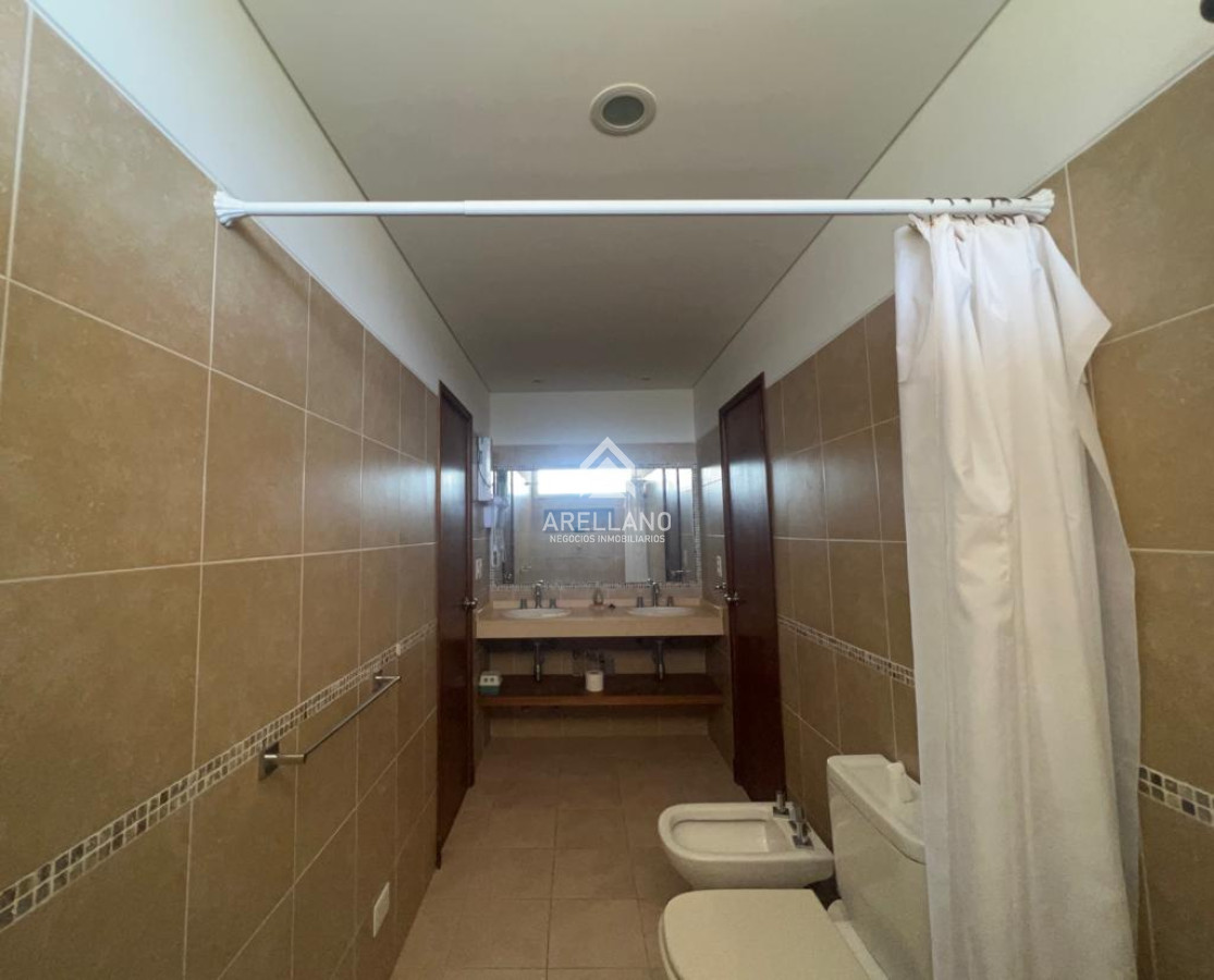 Casa ID.2589 - Venta Chalet a pasos del mar. Amplia, Piscina - Loto de Cristal