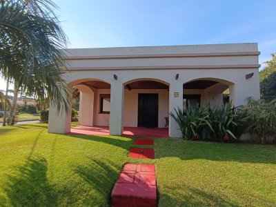 Chalet a 1 cuadra de playa mansa. 