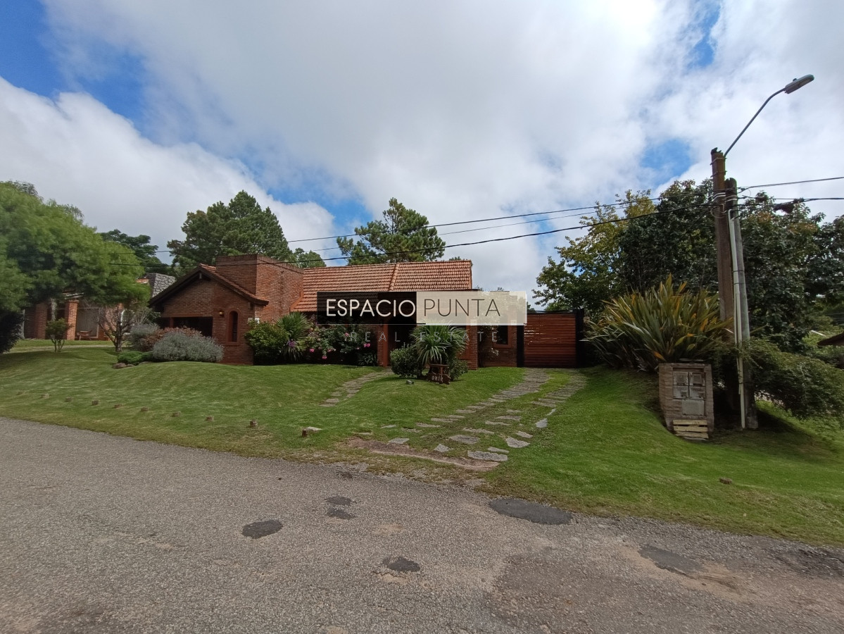 Casa ID.255 - Hernmoso y robusto Chalet en Jardines de cordoba