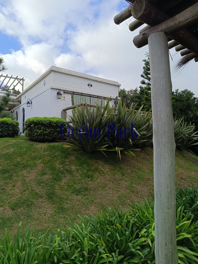 Casa ID.255 - Hermoso chalet en primera linea - Amplios Ambientes