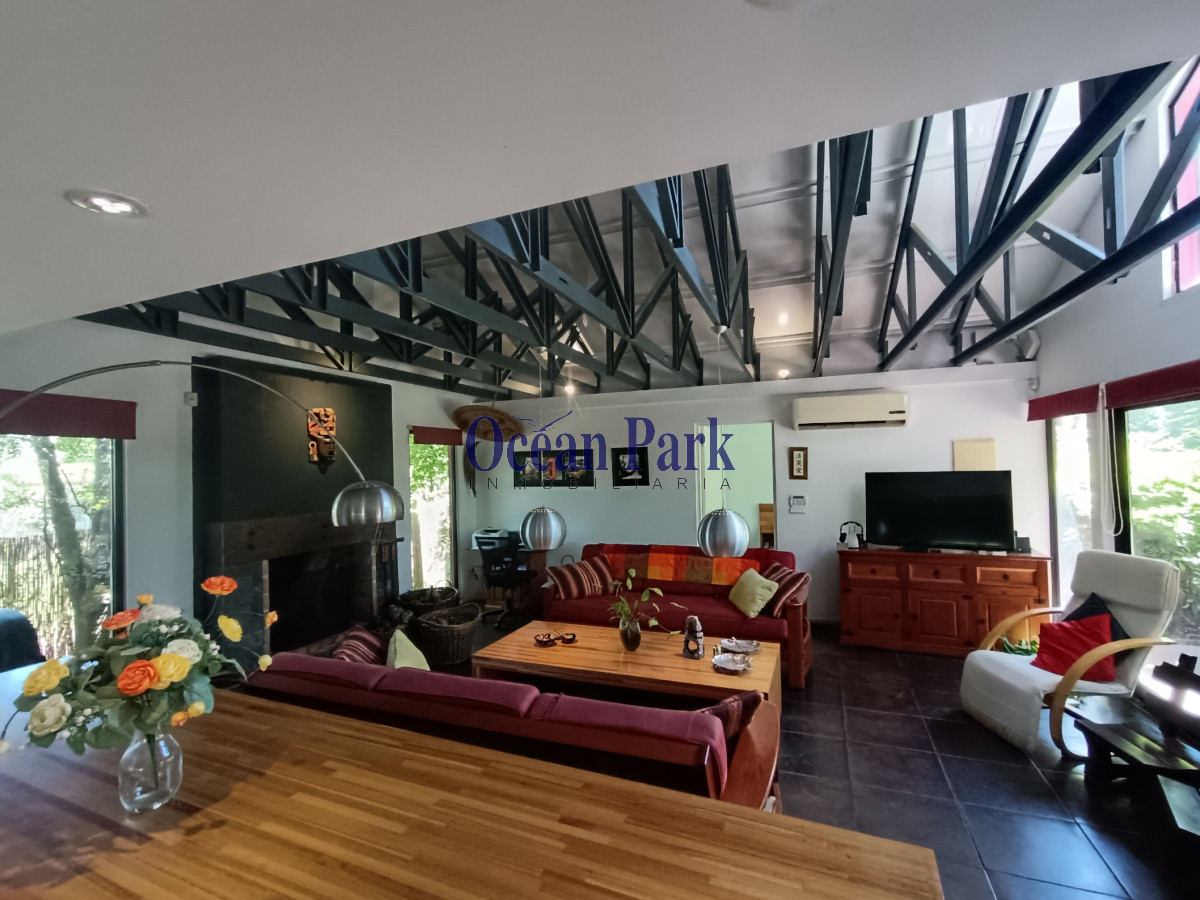 Casa ID.287 - Hermosa casa en amplio terreno