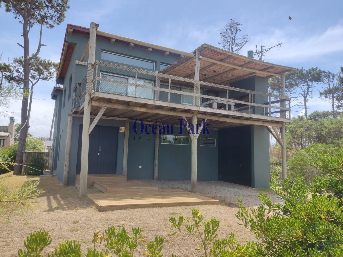 Casa ID.80 - Excelente propiedad. Primera linea