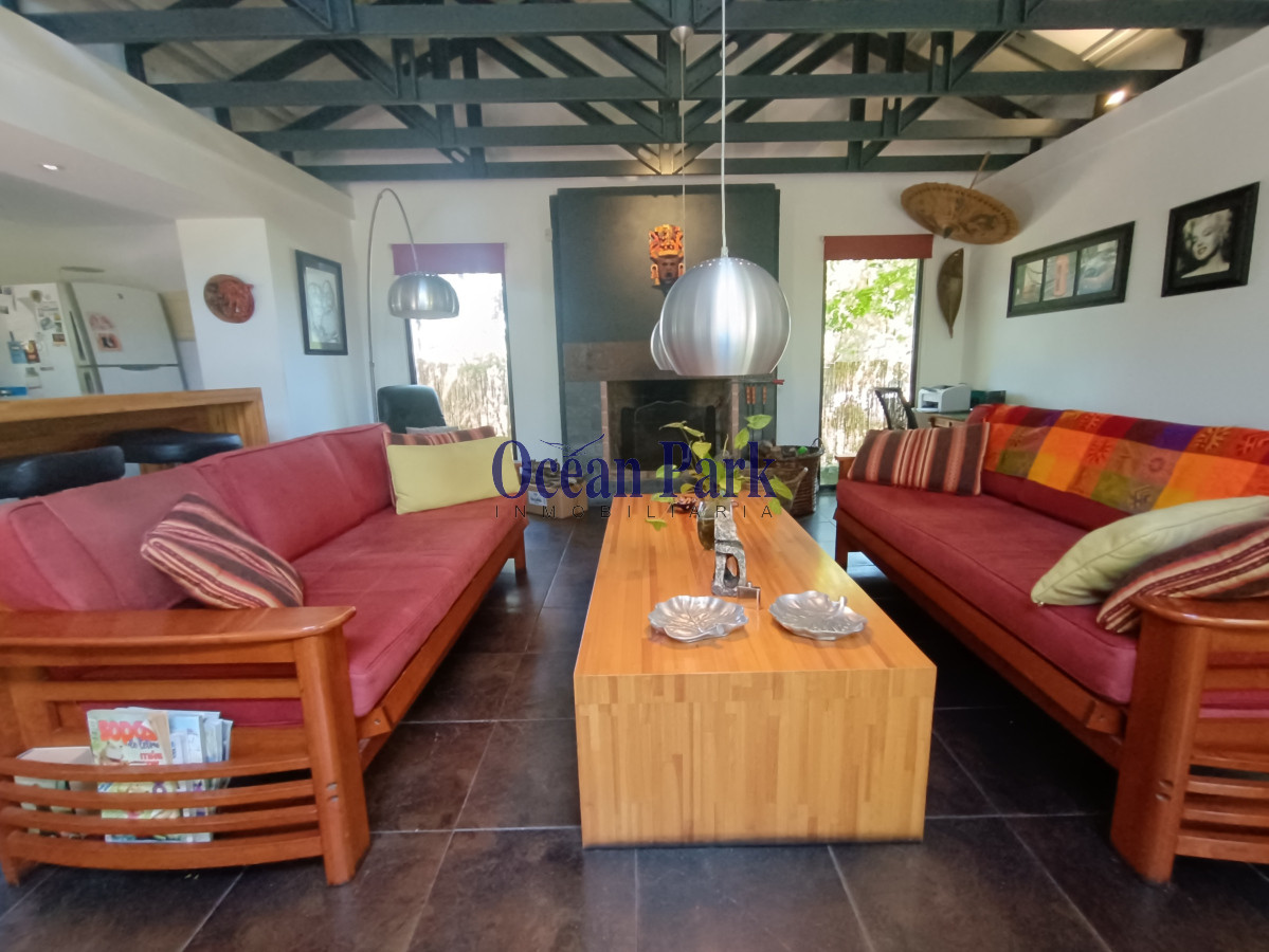 Casa ID.287 - Hermosa casa en amplio terreno