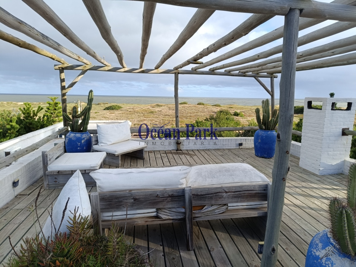Casa ID.255 - Hermoso chalet en primera linea - Amplios Ambientes
