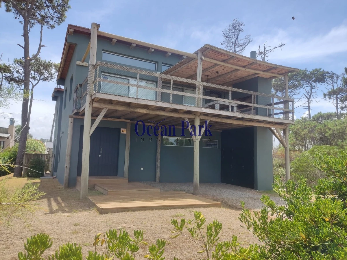 Casa ID.80 - Excelente propiedad. Primera linea