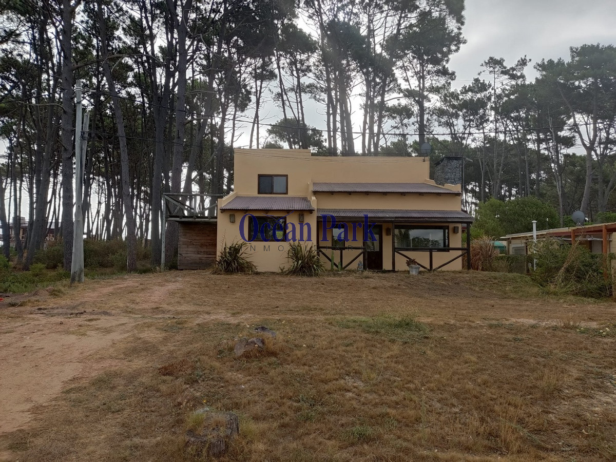 Casa ID.109 - Venta - Amplios ambientes, proxima al mar