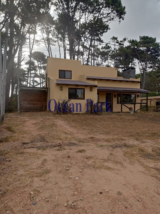 Casa ID.109 - Venta - Amplios ambientes, proxima al mar