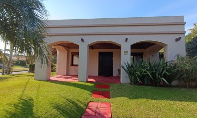 Chalet a 1 cuadra de playa mansa.