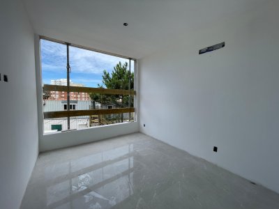 Apartamento ID.411 - Apartamento en Venta 3 dormitorios 2 baños con cochera en Punta del Este 