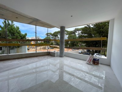 Apartamento ID.411 - Apartamento en Venta 3 dormitorios 2 baños con cochera en Punta del Este 