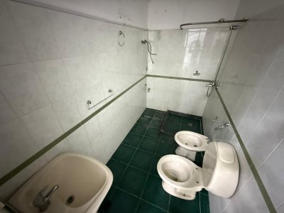 Apartamento ID.701 - Alquiler de Casa más Galpón y Apto , Malvin Norte.