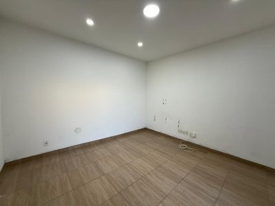 Apartamento ID.701 - Alquiler de Casa más Galpón y Apto , Malvin Norte.