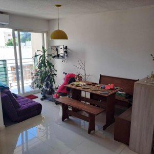 VENTA de apartamento con RENTA 1 dormitorio y COCHERA en barrio Centro
