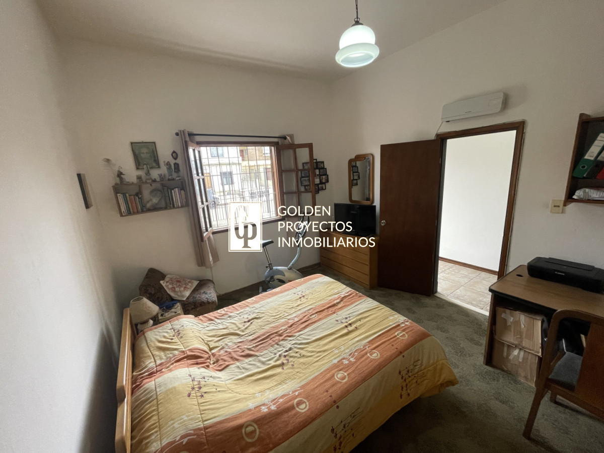 Casa ID.849/Casa-en-venta-dos-dormitorios-con-cochera-y-fondo-en-brazo-oriental - Casa en venta dos dormitorios con cochera y fondo en brazo oriental