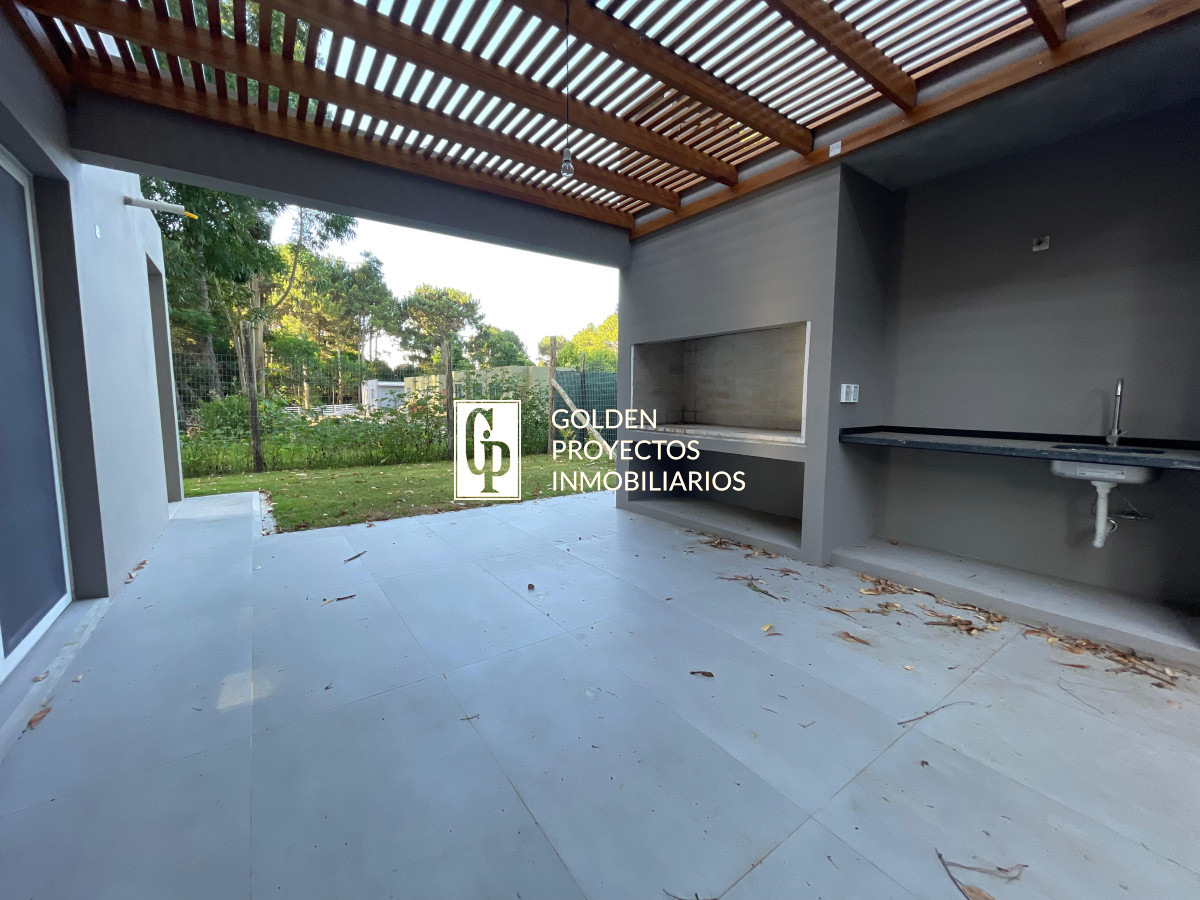 Casa ID.407 - Casa en Venta 2 dormitorios 2 baños Pinares Punta del Este