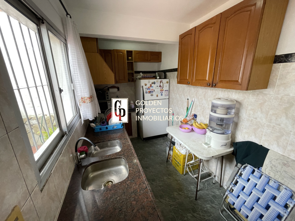 Casa ID.849/Casa-en-venta-dos-dormitorios-con-cochera-y-fondo-en-brazo-oriental - Casa en venta dos dormitorios con cochera y fondo en brazo oriental