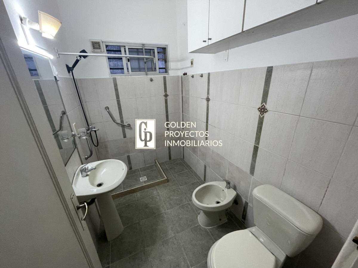 Casa ID.876/ - Casa en alquiler dos dormitorios y cochera en buceo