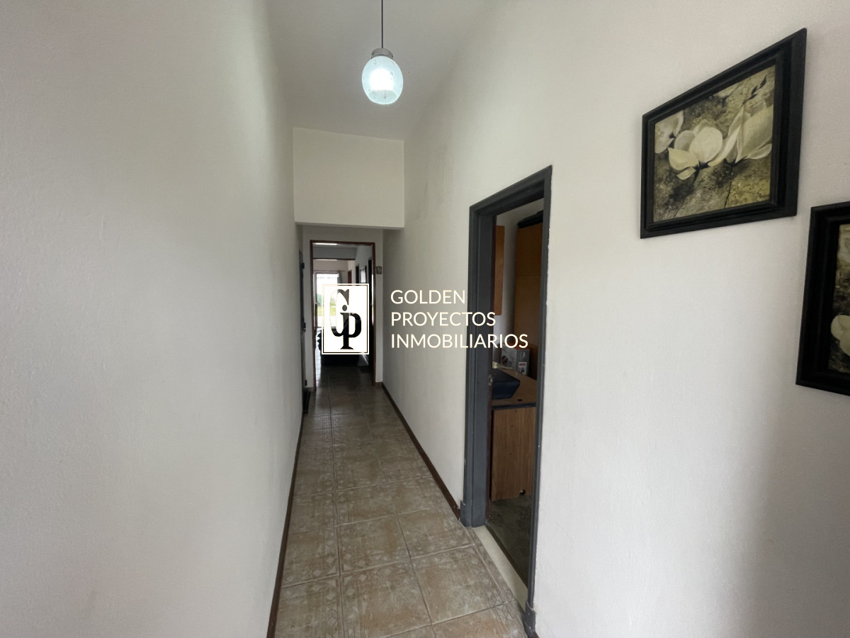 Casa ID.849/Casa-en-venta-dos-dormitorios-con-cochera-y-fondo-en-brazo-oriental - Casa en venta dos dormitorios con cochera y fondo en brazo oriental