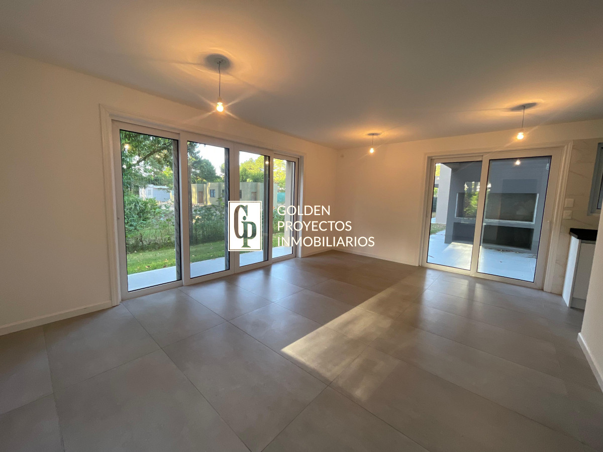 Casa ID.407 - Casa en Venta 2 dormitorios 2 baños Pinares Punta del Este