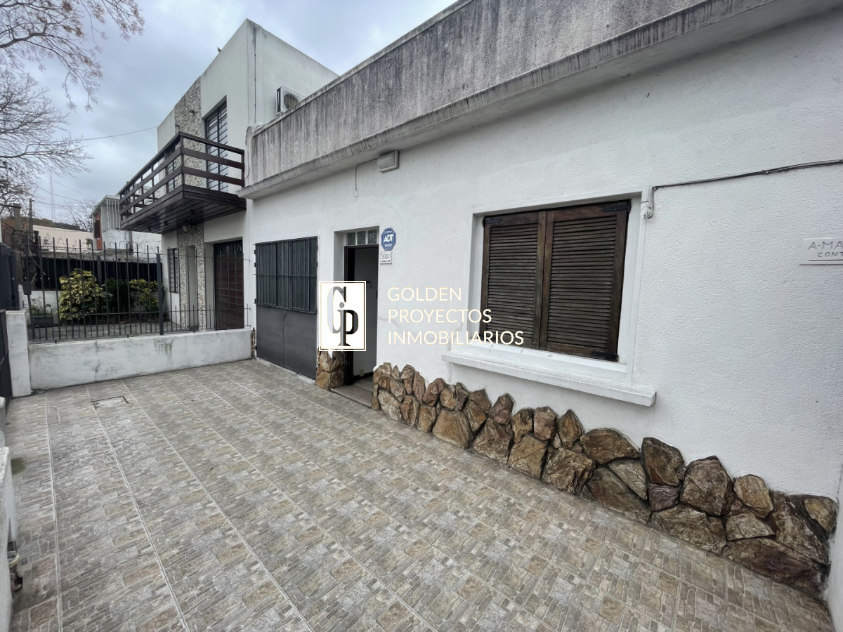Casa ID.849/Casa-en-venta-dos-dormitorios-con-cochera-y-fondo-en-brazo-oriental - Casa en venta dos dormitorios con cochera y fondo en brazo oriental