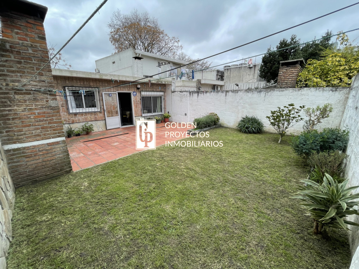 Casa ID.849/Casa-en-venta-dos-dormitorios-con-cochera-y-fondo-en-brazo-oriental - Casa en venta dos dormitorios con cochera y fondo en brazo oriental