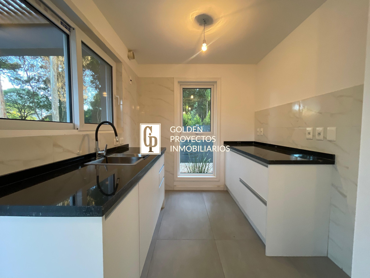 Casa ID.407 - Casa en Venta 2 dormitorios 2 baños Pinares Punta del Este