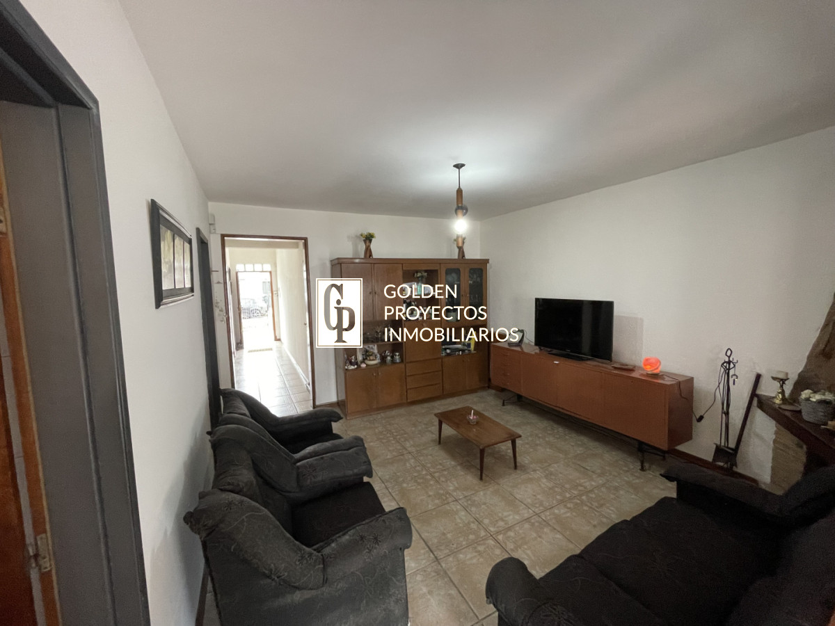 Casa ID.849/Casa-en-venta-dos-dormitorios-con-cochera-y-fondo-en-brazo-oriental - Casa en venta dos dormitorios con cochera y fondo en brazo oriental