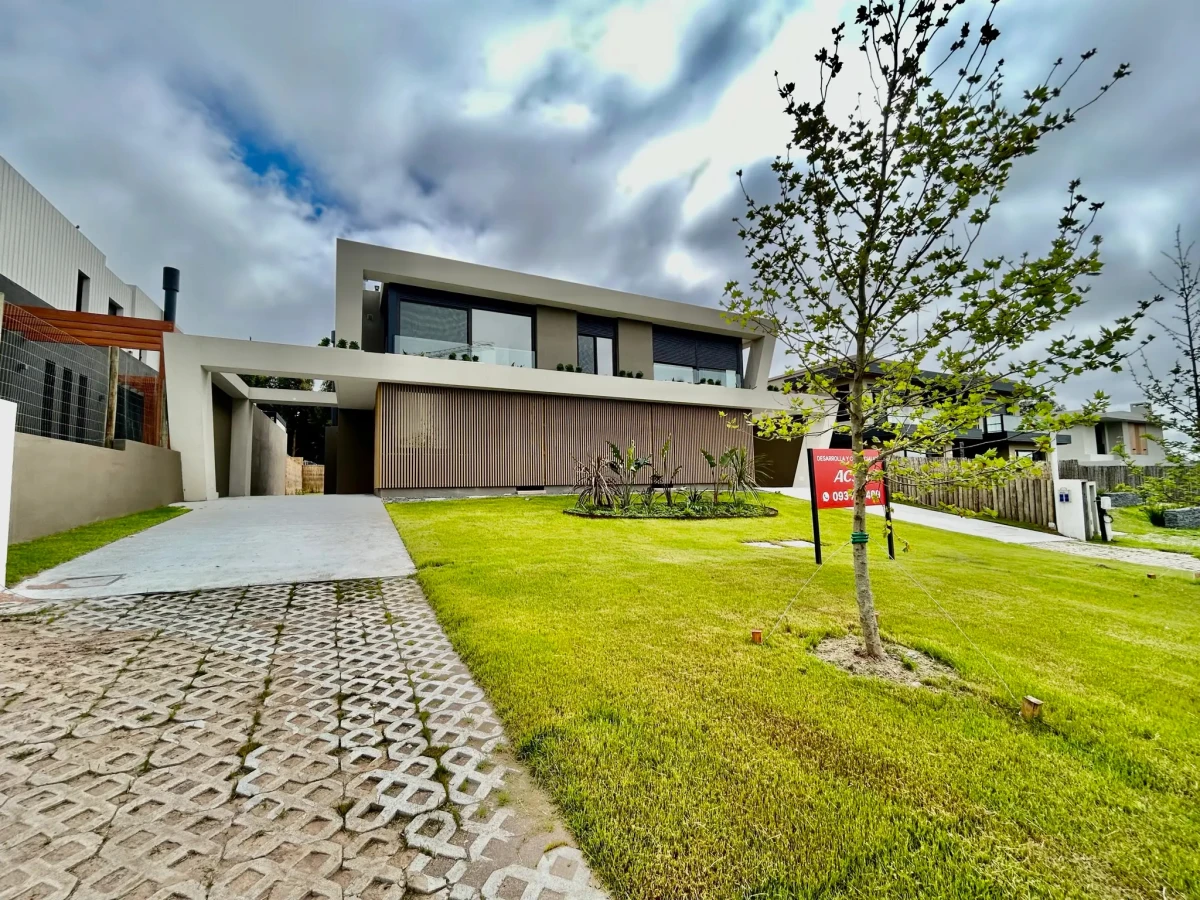 Casa en Venta 3 Dormitorios  en San Nicanor , Carrasco Norte - Ref. 524